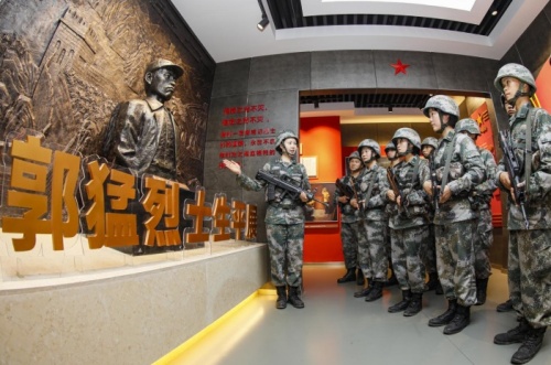 活动化推进中,广泛开展退役军人党史知识竞赛,现役军人到烈士陵园聆听